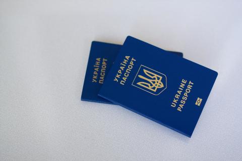 Dwa niebieskie ukraińskie paszporty 