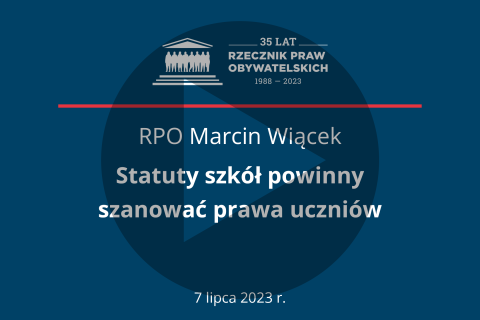 Plansza z tekstem "RPO Marcin Wiącek - Statuty szkół powinny szanować prawa uczniów - 7 lipca 2023 r." i symbolem otwarzania - trójkątem w kole