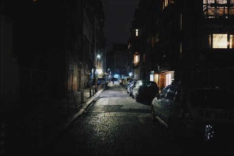 słabo oświetlona ulica w mieście 