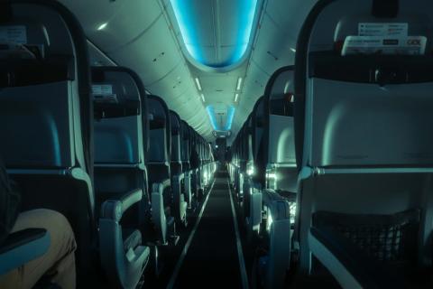 widok rzędów foteli w samolocie