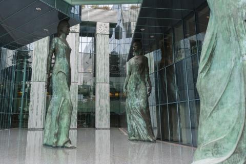 rzeźby kobiece w gmachu sądów 