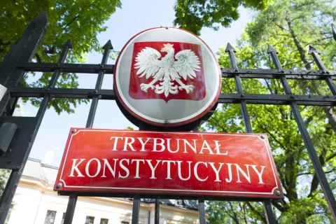 tablica na ogrodzeniu Trybunału Konstytucyjnego 