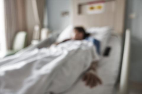 rozmyte zdjęcie osoby leżącej na łóżku w szpitalu 