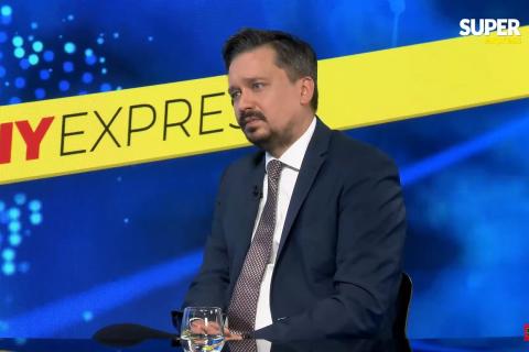Zrzut ekranu programu telewizyjnego przedstawiający RPO Marcina Wiącka siedzącego w studiu