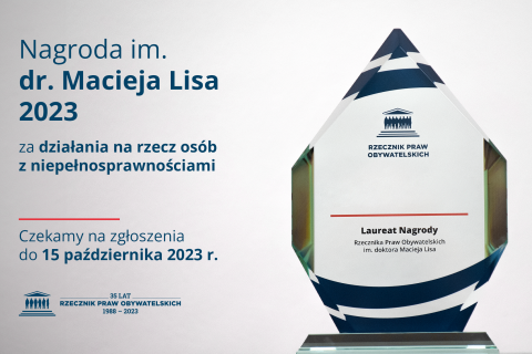 Plansza z tekstem "Nagroda im. dr. Macieja Lisa 2023 - za działania na rzecz osób z niepełnosprawnościami - Czekamy na zgłoszenia do 15 października 2023 r." i zdjęciem przedstawiającym statuetkę nagrody - siedmioboczny kryształowy, szklany totem