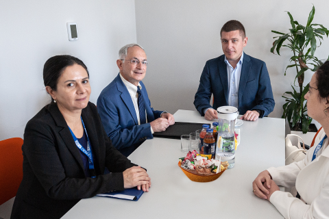 ZRPO Wojciech Brzozowski oraz trzy osoby reprezentujące ODIHR pozują do zdjęcia siedząc przy stole