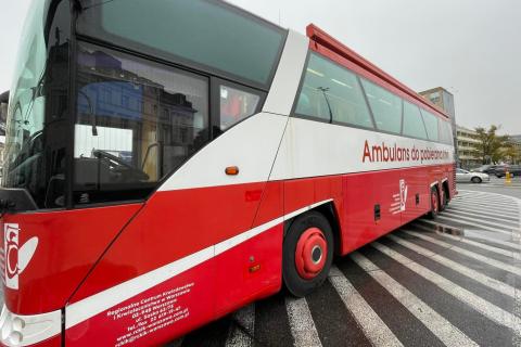 Biało-czerwony autobus z napisem "Ambulans do pobierania krwi"