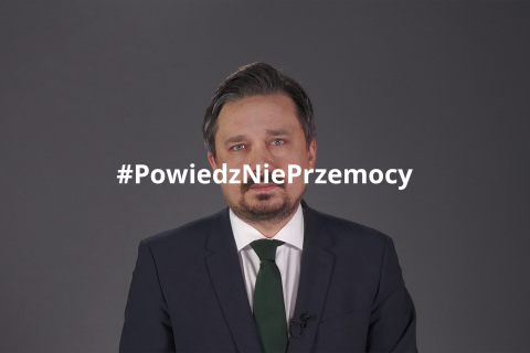 Kadr z nagrania przedstawiający RPO Marcina Wiącka z naniesionym tytułem "#PowiedzNiePrzemocy"