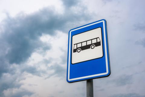 znak przystanku autobusu na tle chmur 