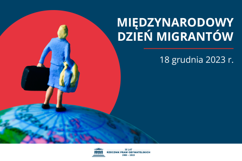 Plansza z tekstem "Międzynarodowy Dzień Migrantów - 18 grudnia 2023 r." i ilustracją przedstawiającą figurkę kobiety idącej z walizkami po miniaturce kuli ziemskiej