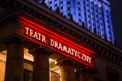 neon na budynku z nazwą teatr dramatyczny