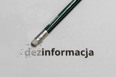 ołówek z gumką wymazuje litery dez tak aby pozostało słowo informacja 