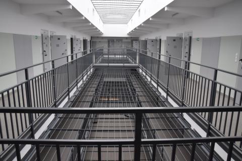wygląd wnętrza więzienia klatka schodowa i drzwi do cel 