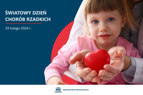 Plansza z tekstem "Światowy Dzień Chorób Rzadkich - 29 lutego 2024 r." i ilustracją przedstawiającą dziewczynkę przytuloną przez kobietę trzymającą na dłoniach czerwone serce