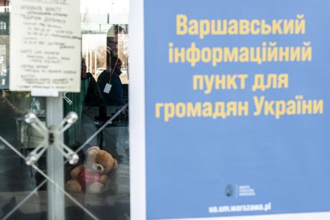 punkt informacyjny z napisem w języku ukraińskim  