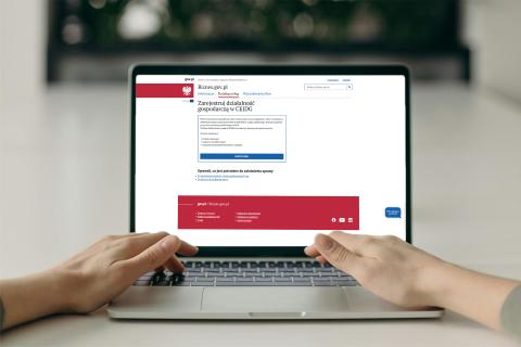 Widok z pierwszej osoby na laptopa z otwartą stroną internetową usługi rejestracji działalności gospodarczej w CEIDG