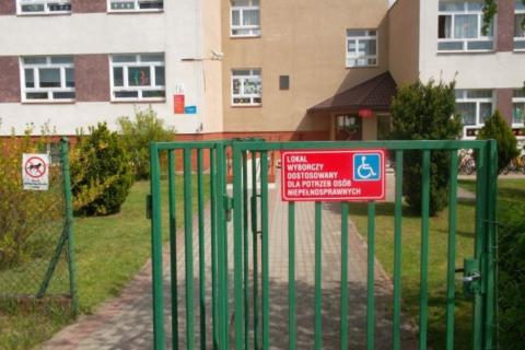brama z napisem lokal wyborczy  dostosowany do potrzeb osób niepełnosprawnych