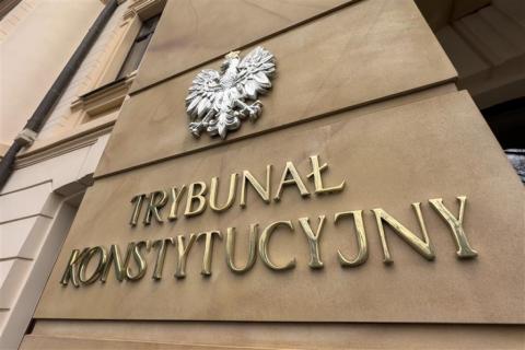 Napis na budynku Trybunał Konstytucyjny na nim godło państwa polskiego  