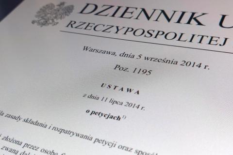 wydruk dziennika ustaw z ustawą o petycjach 