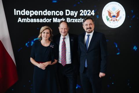 RPO Marcin Wiącek, ambasador USA Mark Brzezinski oraz jego małżonka uśmiechają się pozując do zdjęcia