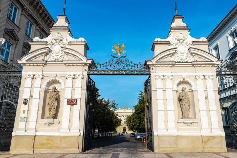 Zabytkowa brama, nad której łukiem znajduje się pozłacany orzeł - symbol Uniwersytetu Warszawskiego - oraz napis "Uniwersytet"