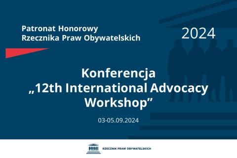Plansza: na granatowym tle biały napis o treści: Patronat Honorowy Rzecznika Praw Obywatelskich 2024 Konferencja, tytuł w języku angielskim: „12th International Advocacy Workshop”, na dole data 3-5.09.2024, poniżej na białym pasku granatowy logotyp Biura RPO