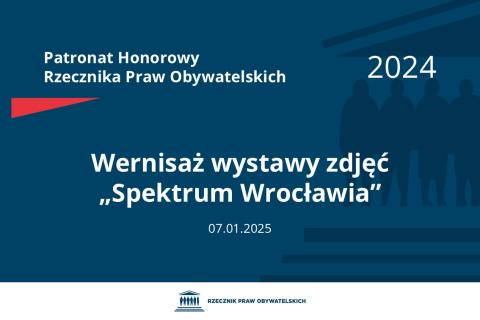 Plansza: na granatowym tle biały napis o treści: Patronat Honorowy Rzecznika Praw Obywatelskich 2024 Wernisaż wystawy zdjęć „Spektrum Wrocławia”, na dole data 07.01.2025, poniżej na białym pasku granatowy logotyp Biura RPO