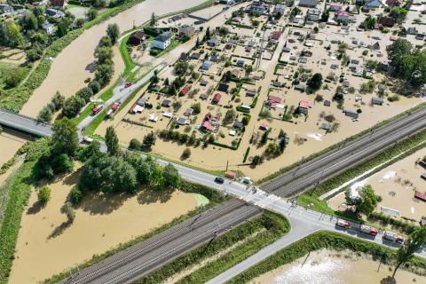 widok z lotu ptaka terenów zalanych przez powódź 