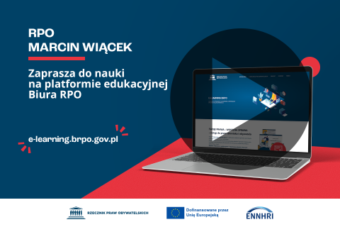 Plansza z tekstem "RPO Marcin Wiącek zaprasza do nauki na platformie edukacyjnej Biura RPO - e-learning.brpo.gov.pl" i ilustracją przedstawiającą laptopa wyświetlającego otwartą stronę główną platformy edukacyjnej