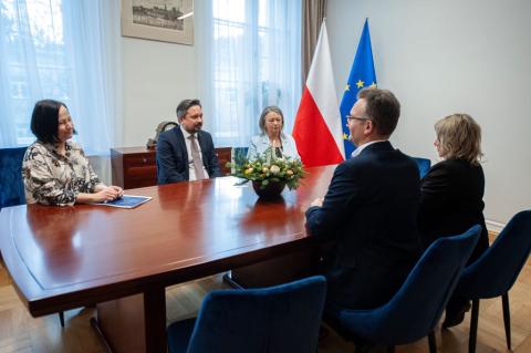 Sala konferencyjna, ludzie wokół stołu