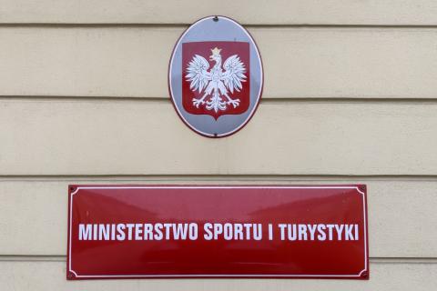 godło Polski a pod nim tablica z napisem Ministerstwo Sportu i Turystyki