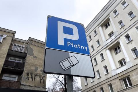 znak parkowania w mieście z tabliczką płatny 