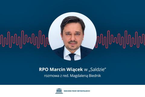 Plansza ze zdjęciem RPO i tekstem: RPO Marcin Wiącek w "Saldzie". Rozmowa z red. Magdaleną Biednik