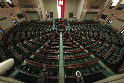 widok sali polskiego sejmu z góry 