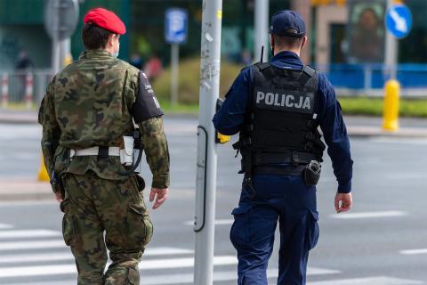 Żołnierz i policjant wspólnie patrolujący ulicę w mieście