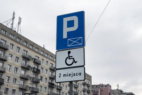 Znak drogowy oznaczający miejsca parkingowe dla osób z niepełnosprawnościami