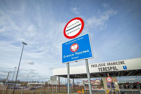 Wiata nad drogą z napisem "Przejście graniczne Terespol. Pod wiatą znajduje się budka strażnicza i szlabany. Przed budynkiem stoi słup ze znakami drogowymi o treści "Kontrola Graniczna" i "Rzeczpospolita Polska - Granica Państwa - Terespol"