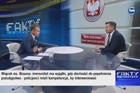 Zrzut ekranu programu, w którym dwie osoby rozmawiają w studiu telewizyjnym