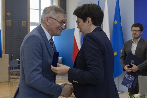 dwie osoby podające sobie ręce  