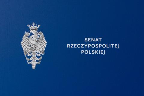 Symbol Senatu - Orzeł w koronie przepleciony literą "S" - i podpis "Senat Rzeczypospolitej Polskiej"