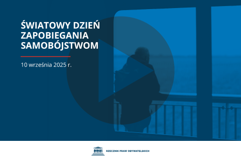 Plansza z tekstem "Światowy Dzień Zapobiegania samobójstwom - 10 września 2025 r." i ilustracją przedstawiającą zamyślonego mężczyznę patrzącego na morze z pokładu promu. Na planszę nałożony jest symbol odtwarzania wideo - trójkąt w kole