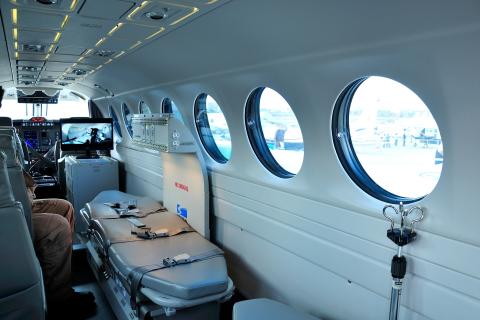 Wnętrze kabiny samolotu, w którym znajduje się łóżko do transportu sanitarnego pacjentów