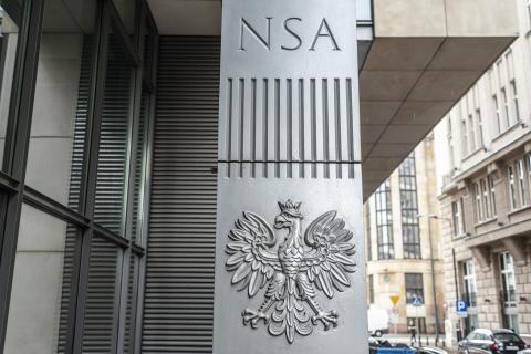 fragment budynku z napisem NSA i symbolem orła w koronie