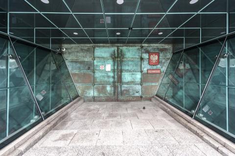 wejście do budynku sądu 