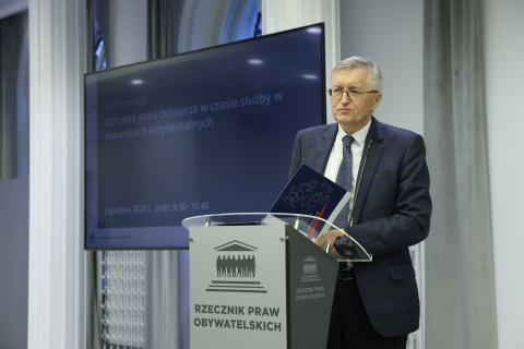 Stanisław Trociuk wypowiada się stojąc przy mównicy w sali konferencyjnej