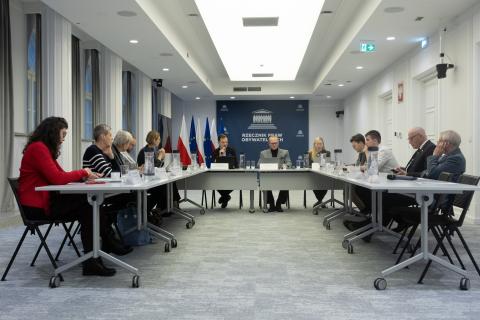 osoby siedzą w sali 