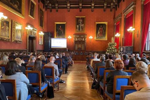 osoby siedzą w sali 