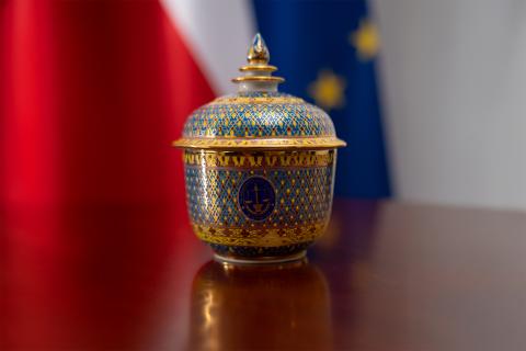 Ręcznie malowana misa ze złotymi akcentami. Na środku misy namalowane jest logo przedstawiające wagę.