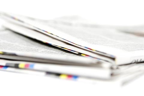 Kilka złożonych, leżących na sobie gazet