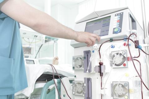 pracownik medyczny obsługuje sprzęt podczas zabiegu 